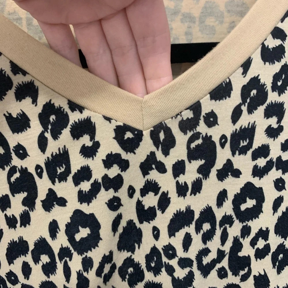 Blooming Jelly V-Neck Leopard Tee - Picture 6 of 7